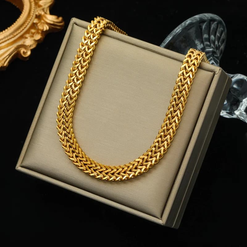 عقد كولار مذهب بـ PVD عيار 18K بتصميم بارز