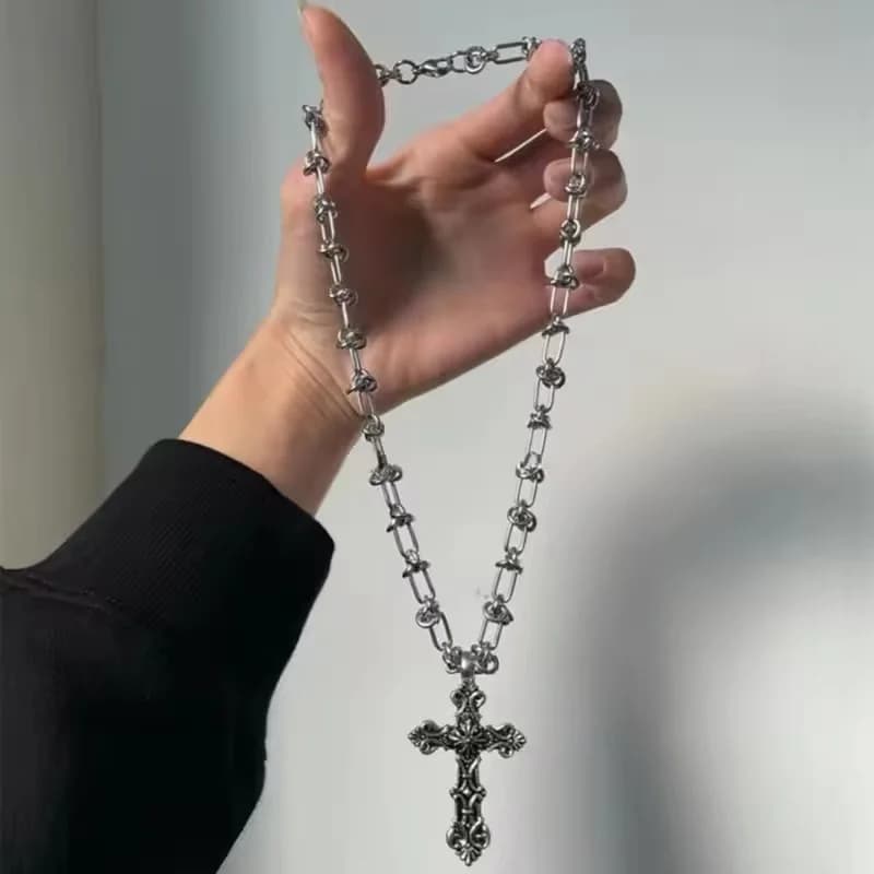 قلادة بدلاية صليب معدنية