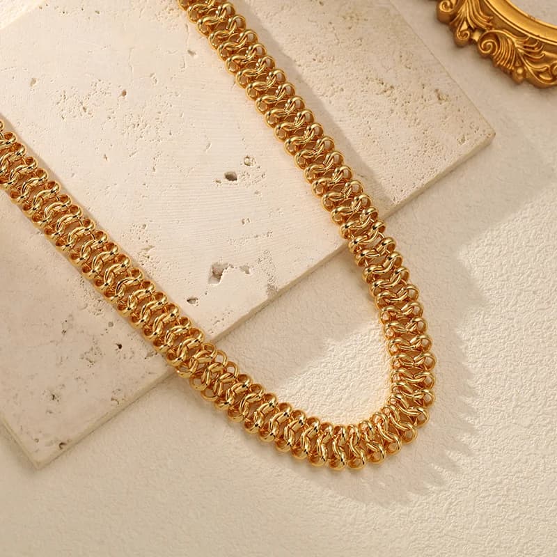 عقد كولار مذهب بـ PVD عيار 18K بتصميم بارز