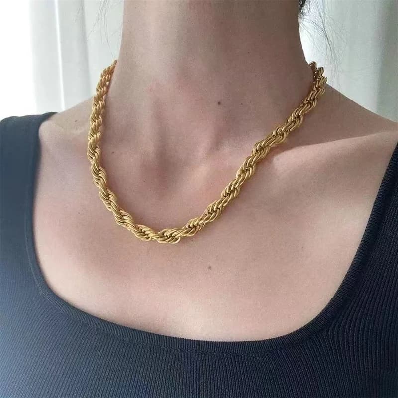 قلادة عنق بتصميم سلسلة ملتوية بارزة، مطلية بالذهب