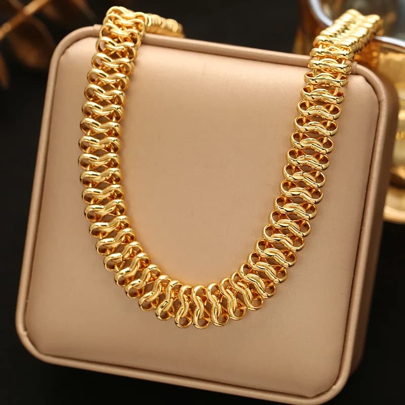 عقد كولار مذهب بـ PVD عيار 18K بتصميم بارز