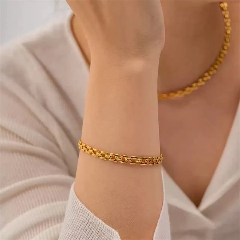 طقم قلادة وسوار سلسلة هندسية ذهبي