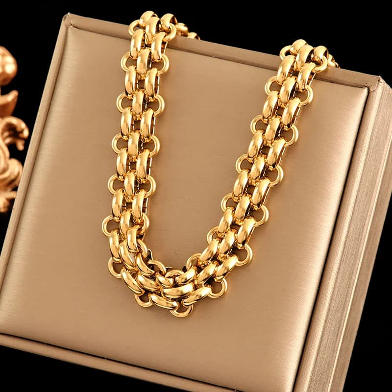 عقد كولار مذهب بـ PVD عيار 18K بتصميم بارز